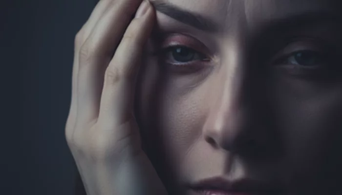 Иллюстрация к статье «Почему кластерная головная боль считается одной из самых интенсивных и локализуется строго в глазу?» — Крупный план лица человека (слав…